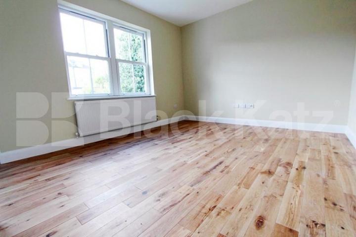 			Gated development!, 2 Bedroom, 1 bath, 1 reception Flat			 Oakleigh Road North, Whetstone